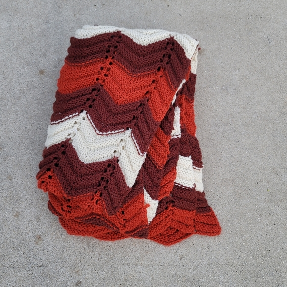 VINTAGE Scallop Edge Crochet Blanket - Picture 9 of 9